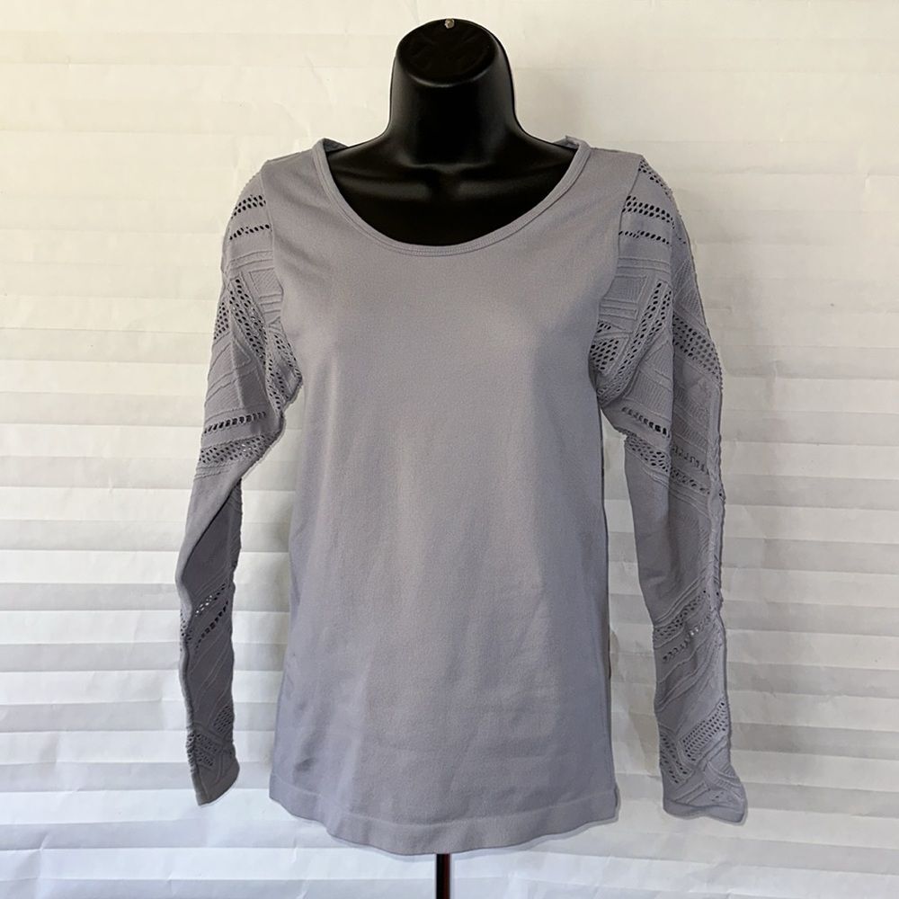 Fabletics Pale Lavender Long Sleeve Scoop Neck Stretch Top Women’s Size M